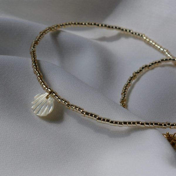 Κολιέ με χρυσές χάντρες και κοχύλι από Φίλντισι-Sunshine Glow-mk-jewels
