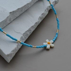 Κολιέ με γαλάζιες χάντρες και λουλούδι από φίλντισι-Azure Delight-mk-jewels