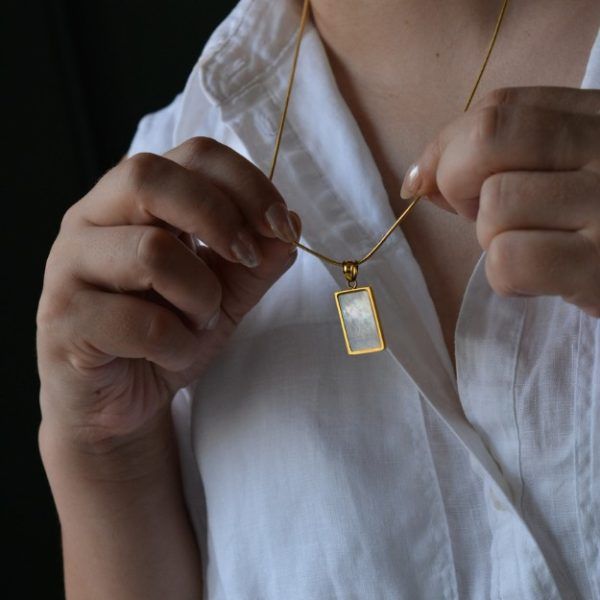 Κολιέ από ανοξείδωτο ατσάλι με μενταγιόν ορθογώνιο με Φίλντισι-Nancy Gold-mk-jewels