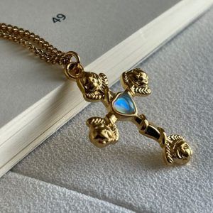 Gold plated steel pendant cross with roses and heart shaped stone-Melisandre cross-mkjewels
