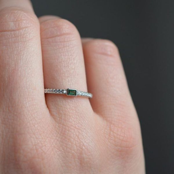 Δαχτυλίδι μισόβερο σειρέ  από ασήμι 925 με ζιργκόν και μπαγιέτα πράσινη-BrianaGreen-mkjewels