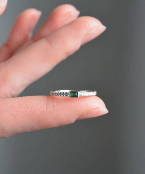 Δαχτυλίδι μισόβερο σειρέ  από ασήμι 925 με ζιργκόν και μπαγιέτα πράσινη-BrianaGreen-mkjewels